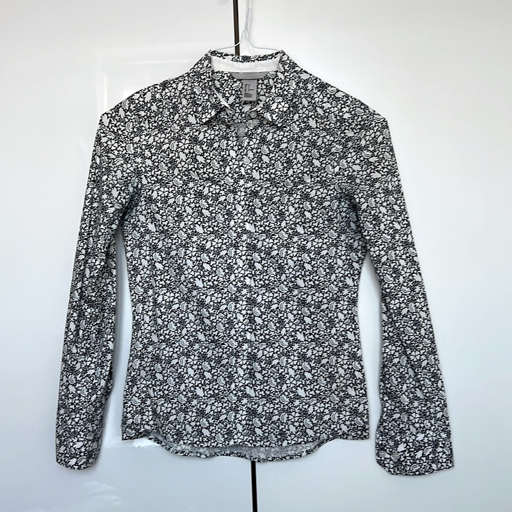 H&M black and white floral fitted button up